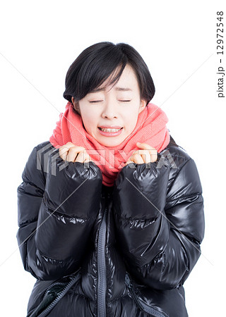 寒がる女性 12972548