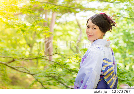 着物の女性と新緑 着物の女性と新緑 12972767