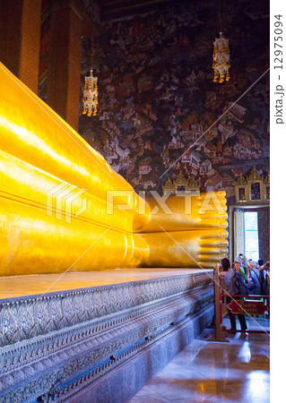 Buddha gold statue in Wat Pho, Bangkok 12975094