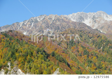 黒部ダムより 紅葉の立山連邦・大観峰駅 黒部ダムより 紅葉の立山連邦・大観峰駅 12975586