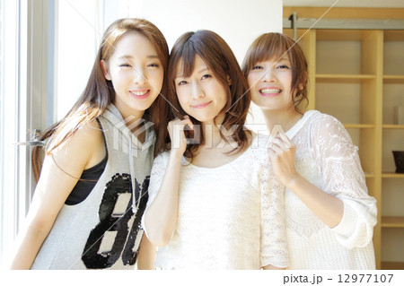 3人女子 3人女子 12977107