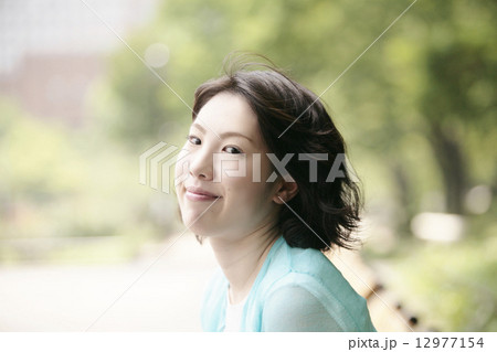 心地よさそうな女性 12977154
