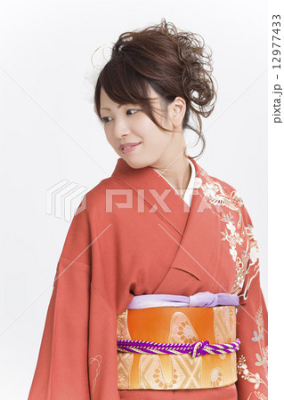 成人を迎える晴れ着姿の女の子 12977433