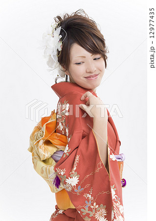 成人を迎える晴れ着姿の女の子 成人を迎える晴れ着姿の女の子 12977435