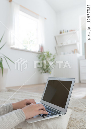 パソコンと女性 12977582