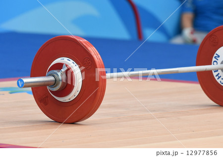 重量挙げのバーベル 12977856