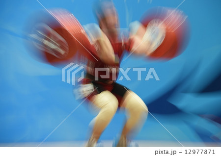 重量挙げの競技 12977871