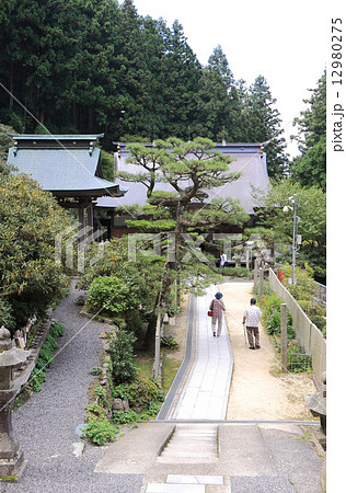 四国霊場第60番札所「横峰寺」（右から）本堂、鐘楼 12980275