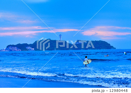 江の島サーフィン 12980448
