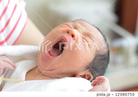 赤ちゃんのあくびの写真素材