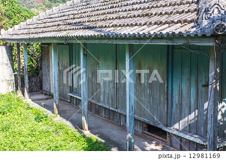 沖縄 瓦屋根の古民家の写真素材