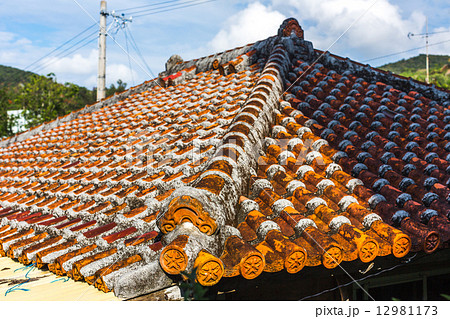 沖縄 瓦屋根の古民家の写真素材