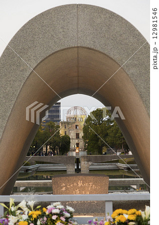 原爆ドームと慰霊碑 原爆ドームと慰霊碑 12981546