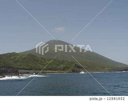洋上から眺めた「八丈島」（東京都八丈町） 12981652
