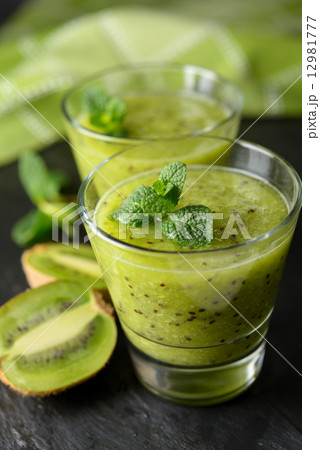 Kiwi fruit smoothie 12981777