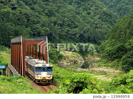 磐越西線「阿賀野川の大自然に囲まれて」 12990959