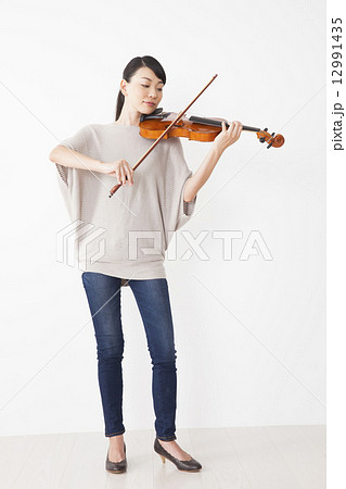 バイオリンを持つ女性の写真素材