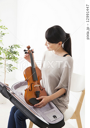 バイオリンを持つ女性 12991447