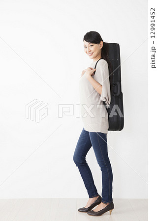 バイオリンを持つ女性 12991452