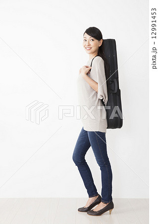 バイオリンを持つ女性 12991453