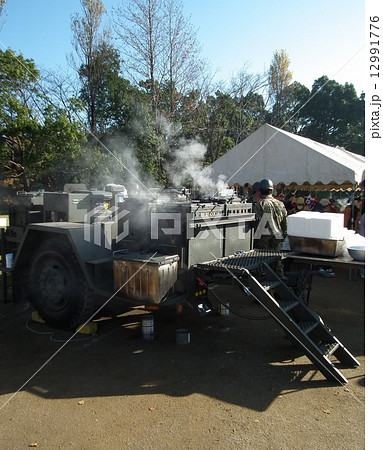 自衛隊による炊き出し 12991776