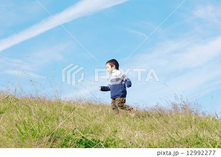 走る男の子 12992277