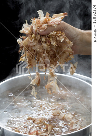 かつお節で出汁取り かつお節で出汁取り 12992374