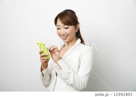 スマートフォン　女性 12992805
