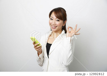 スマートフォン　女性 12992812