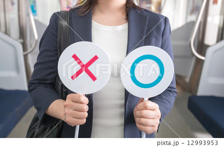 マルバツサイン（電車の高校生） 12993953