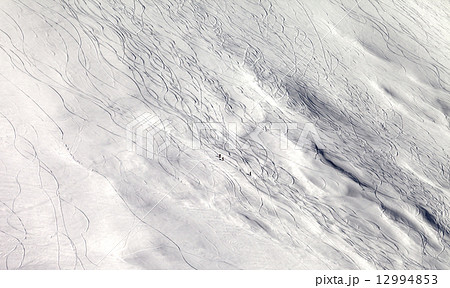 Off-piste slope with snowboarders and skiers 12994853