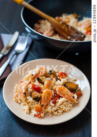 stir fried rice noodles with prawns and mussels stir fried rice noodles with prawns and mussels 12994899
