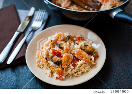 stir fried rice noodles with prawns and mussels 12994900