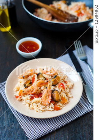 stir fried rice noodles with prawns and mussels stir fried rice noodles with prawns and mussels 12994902