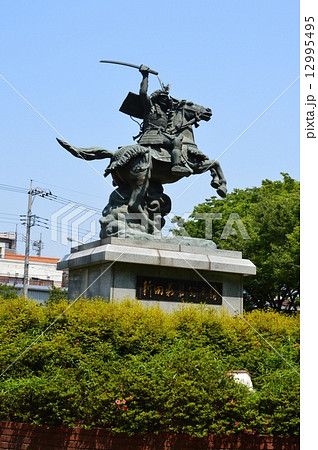 新田義貞の騎馬像(京王線・分倍河原駅前ロータリー/東京都府中市片町) 新田義貞の騎馬像(京王線・分倍河原駅前ロータリー/東京都府中市片町) 12995495