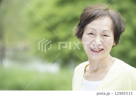 シニア女性 12995515