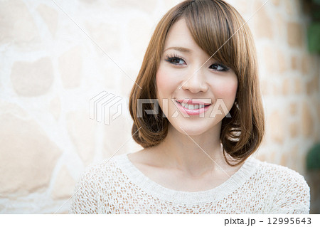 ヘアセットした若い女性 12995643