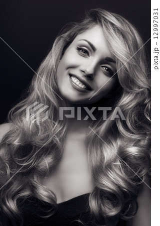 beauty girl curls monochrome_2 12997031