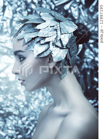 woman with silver leaves on head 12997195