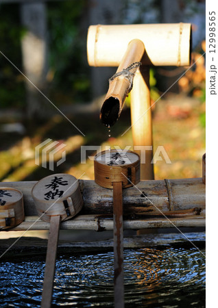 神社の手水舎 12998565
