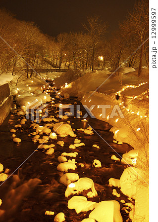 雪あかりの路 12999597