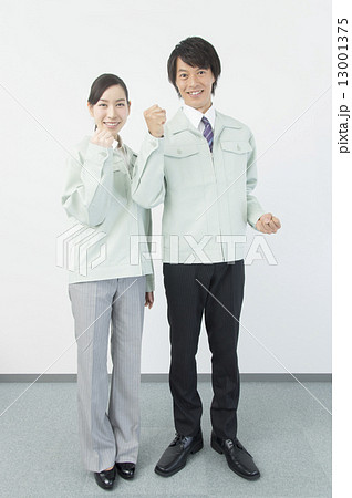 やる気満々　ガッツポーズをする作業員男女 13001375