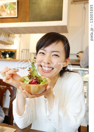ランチ・若い女性 13005895