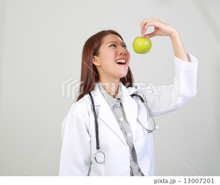 Beautyful female doctor holding apple diet and cosmetic 13007201