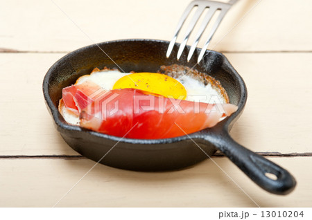 egg sunny side up with italian speck ham 13010204