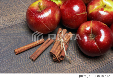 Fresh red apples with cinnamon 13010712