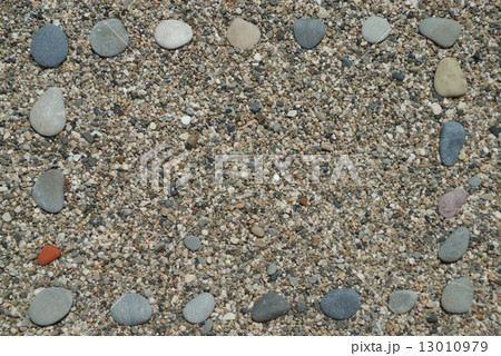 Frame made from beach pebbles 13010979