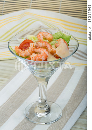 Caesar salad with shrimps 13012941