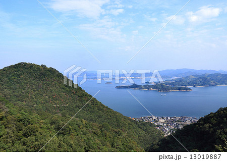 三原市の筆影山ドライブウエィから望む筆影山山頂展望台と芸予諸島、因島大橋 13019887