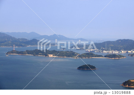 三原市筆影山から望む（手前から）細島、因島、向島、布刈瀬戸に架かる「因島大橋」 13019888